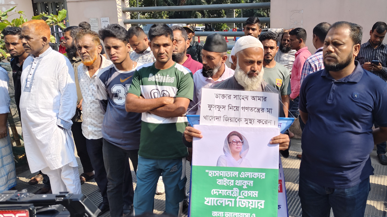 এভারকেয়ারের সামনে খালেদা জিয়ার শুভাকাঙ্ক্ষীদের ভিড়